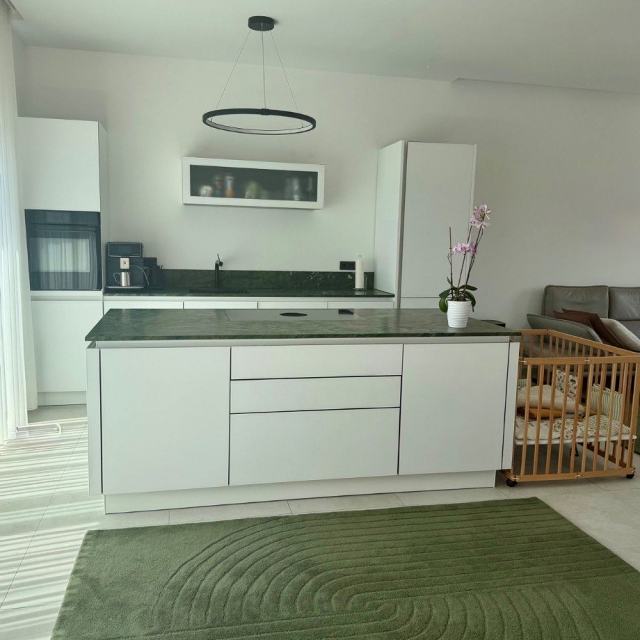 Offene Einbauküche mit Elektrogroßgeräte Penthousewohnung Böblingen