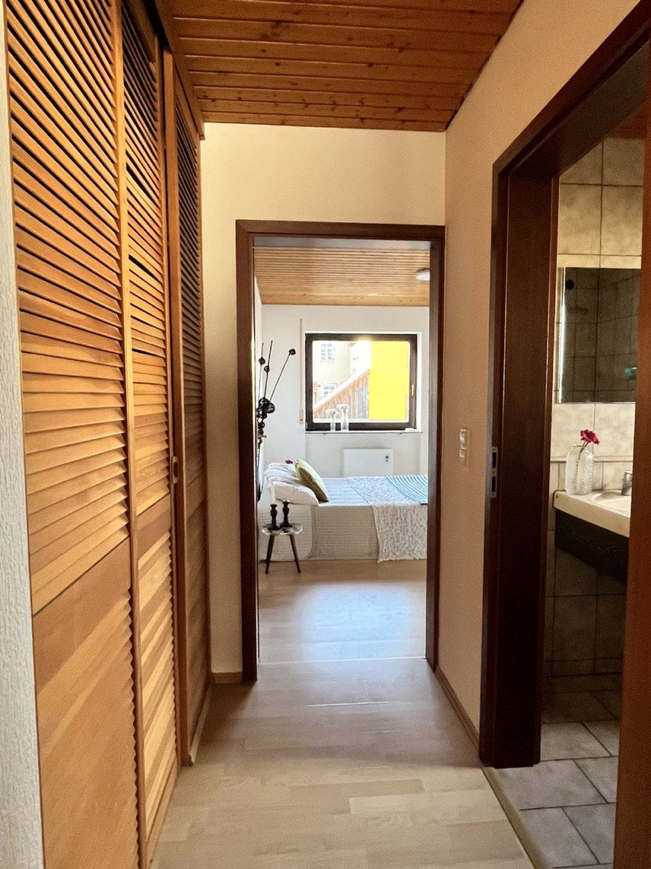 Links der Abstellraum - Rechts das Badezimmer Etagenwohnung G�ufelden-Nebringen