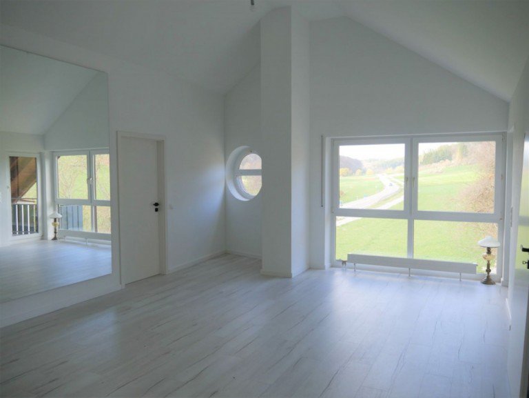 Exklusives Wohnen Aidlingen - Deufringen - B�blingen Dachgeschosswohnung Exklusive, modernisierte, sonnige 3,5 Zimmerwohnung mit unverbaubarer Aussicht