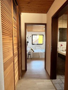 Links der Abstellraum - Rechts das Badezimmer Sehr gut geschnittene, sonnige Zweizimmerwohnung mit Balkon
