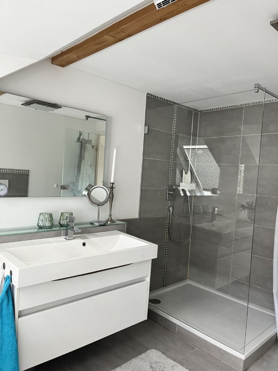 Dusche im DG Doppelhaush�lfte Grafenau