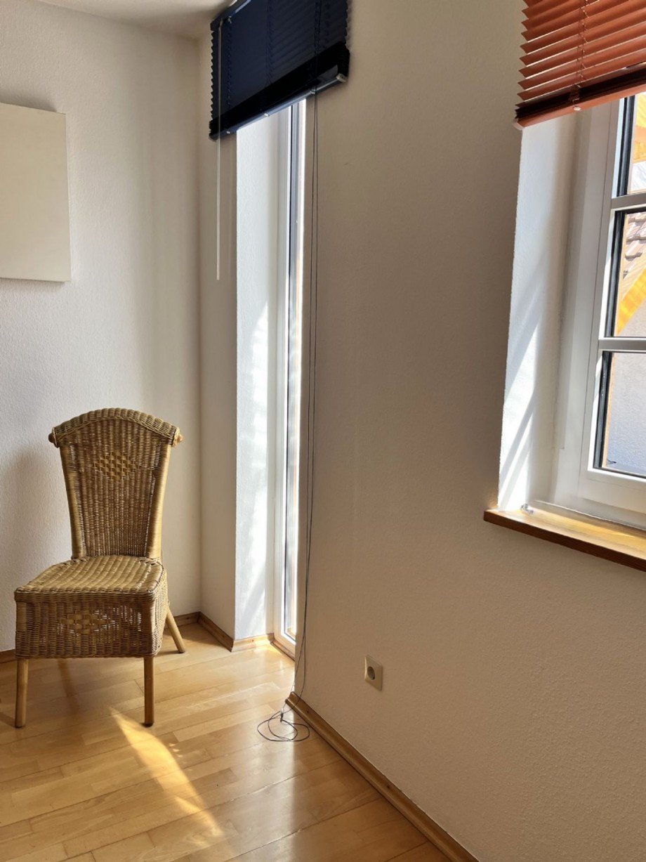 Schlafzimmer im Erdgeschoss mit einer Festverglasung und einem Sprosenfenster Einfamilienhaus Neuhausen