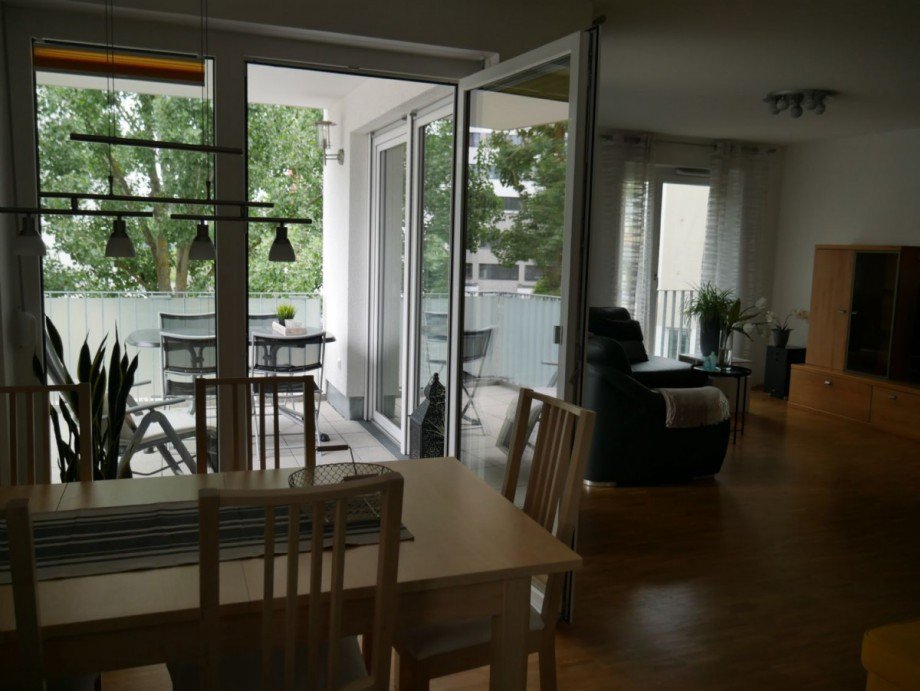 Gro�z�giger Wohn-/ Essbereich - Balkon Etagenwohnung B�blingen