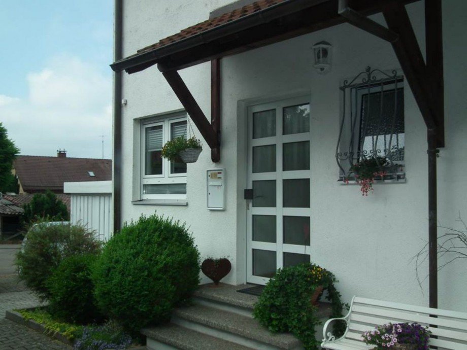 Einladender Hauseingang Doppelhaush�lfte Schorndorf