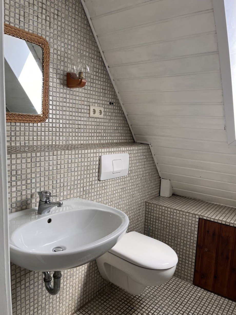 Badezimmer im Dachgeschoss mit WC, Waschbecken und Badewanne Einfamilienhaus Neuhausen