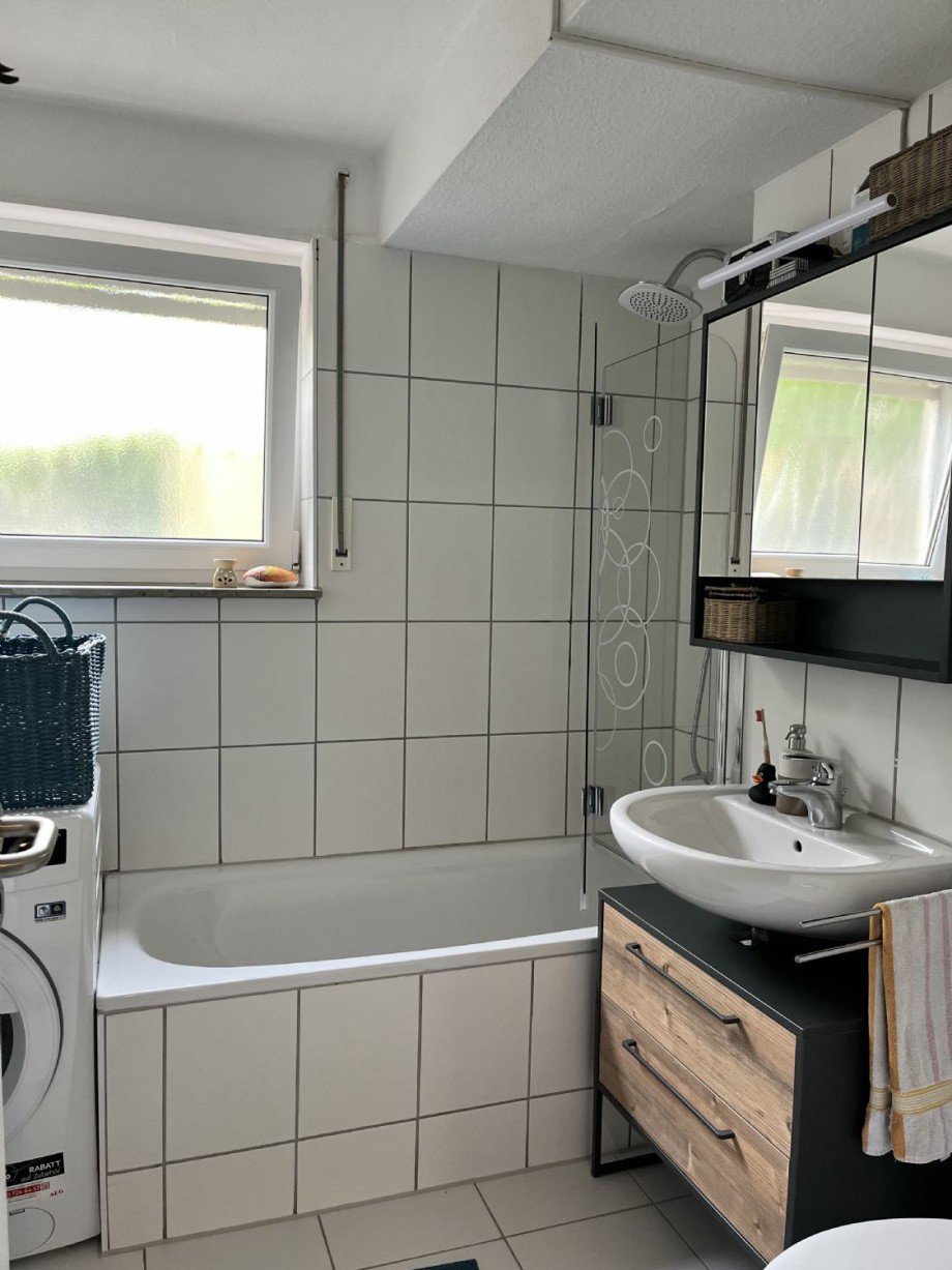 Tageslichtbad mit Wanne, WC und Waschmaschinenanschluss Terrassenwohnung T�bingen
