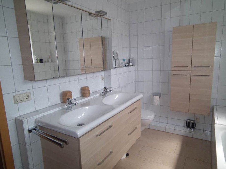 Modernisiertes Tageslichtbad im Obergeschoss Doppelhaush�lfte Schorndorf