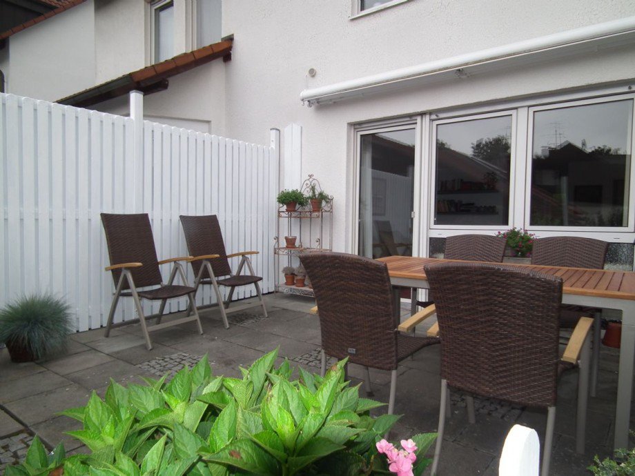 Angrenzende Terrasse zu freundlichen Nachbarn Doppelhaush�lfte Schorndorf