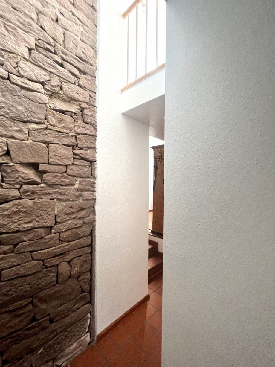 Teil der alten Mauer in Verbindung mit Alt- und Neubau Einfamilienhaus Neuhausen
