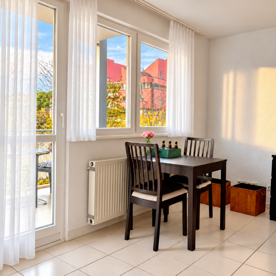 Einladender Essplatz direkt am Fenster mit schönem Tageslicht Etagenwohnung Sindelfingen