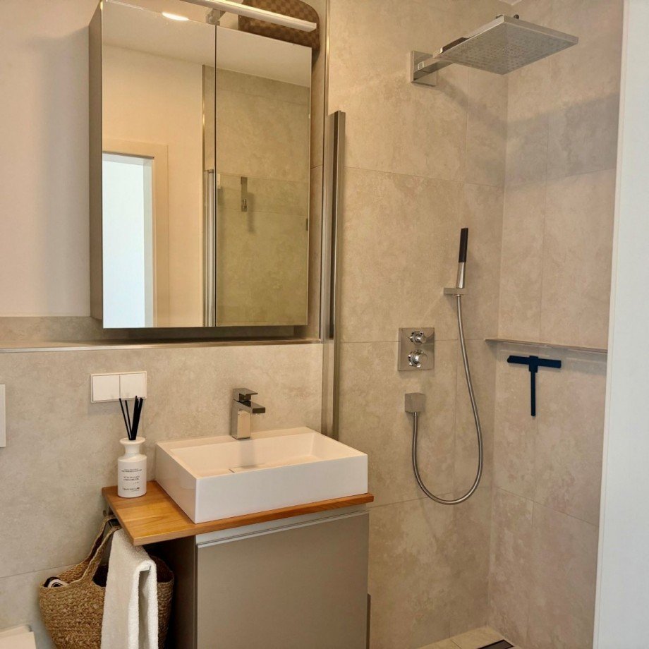 OG - Weiters Badezimmer mit ebenerdiger Dusche Penthousewohnung Böblingen