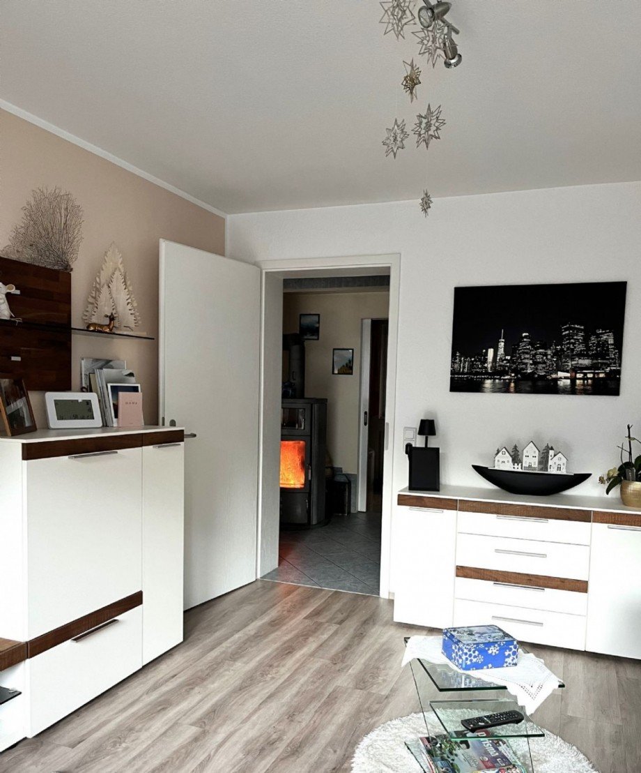 Wohnzimmer im EG mit Blick zum Kaminofen Einfamilienhaus Dornhan-Bettenhausen