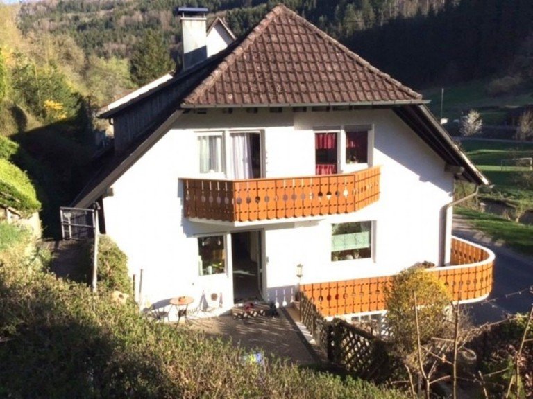  Dornhan-Bettenhausen - Rottweil Einfamilienhaus Einziehen und wohlfühlen-gepflegtes, sonniges Haus mit viel Platz