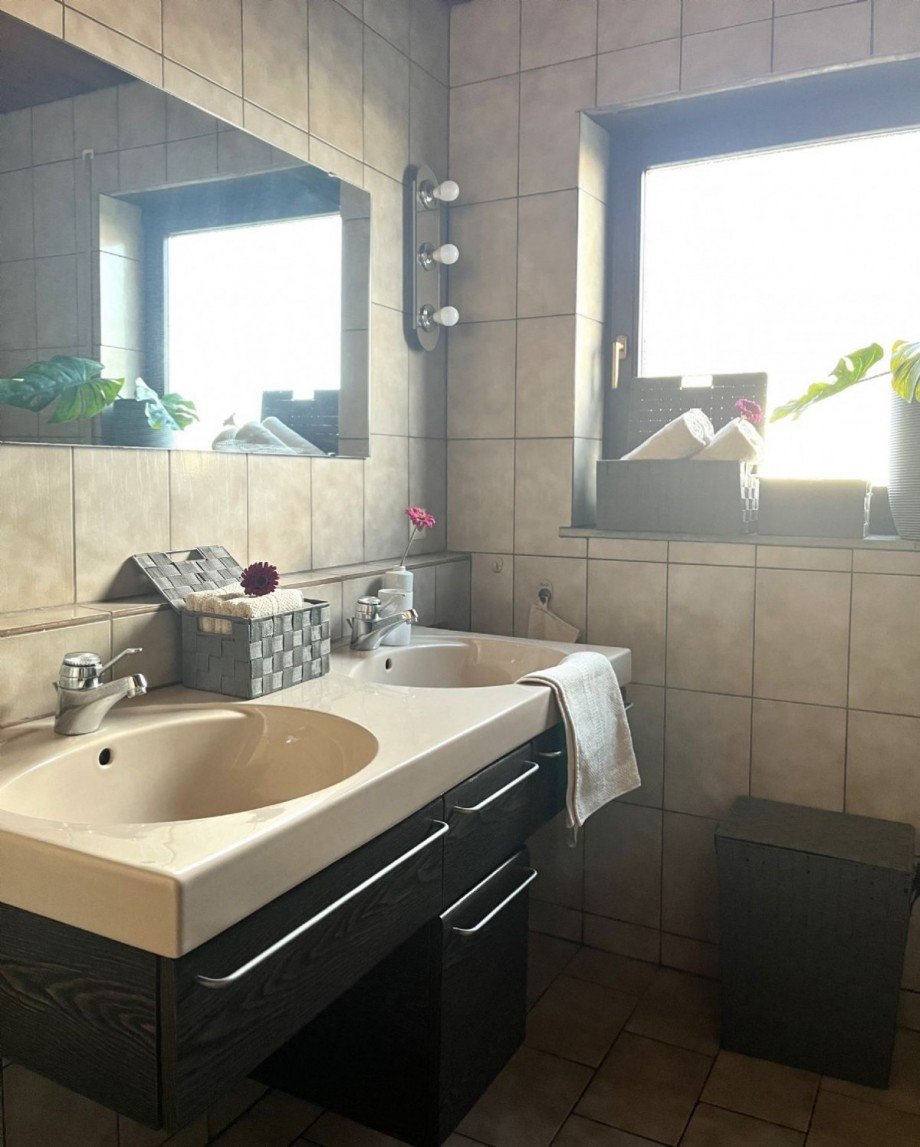 Nostalgisches Badezimmer mit Doppelwaschbecken, Dusche und Toilette Etagenwohnung G�ufelden-Nebringen