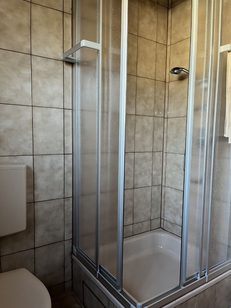 Duschkabine im Badezimmer Etagenwohnung G�ufelden-Nebringen