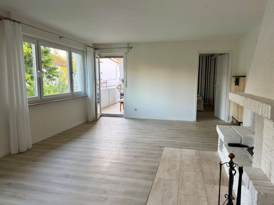 Obergeschoss - Wohn-Essbereich mit Kamin und Balkon Mehrfamilienhaus Herrenberg
