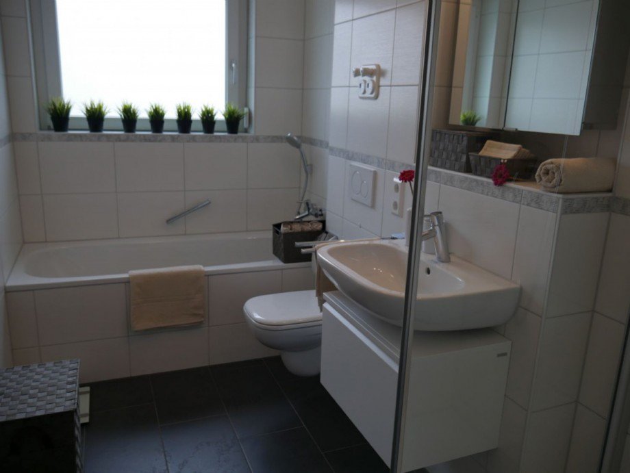 Tageslichtbad mit Wanne, WC, Waschtisch und Duschkabine Etagenwohnung B�blingen