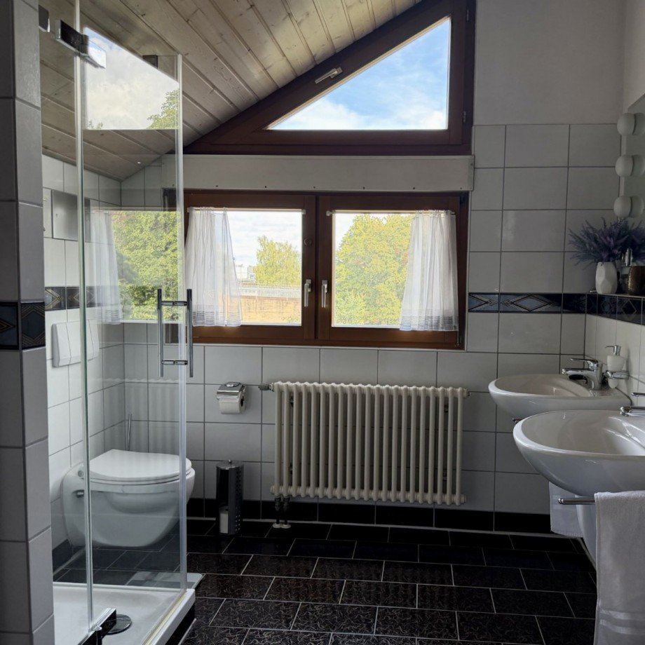 DG - Helles Tageslichtbad mit Dusche und Fußbodenheizung Einfamilienhaus Rottenburg