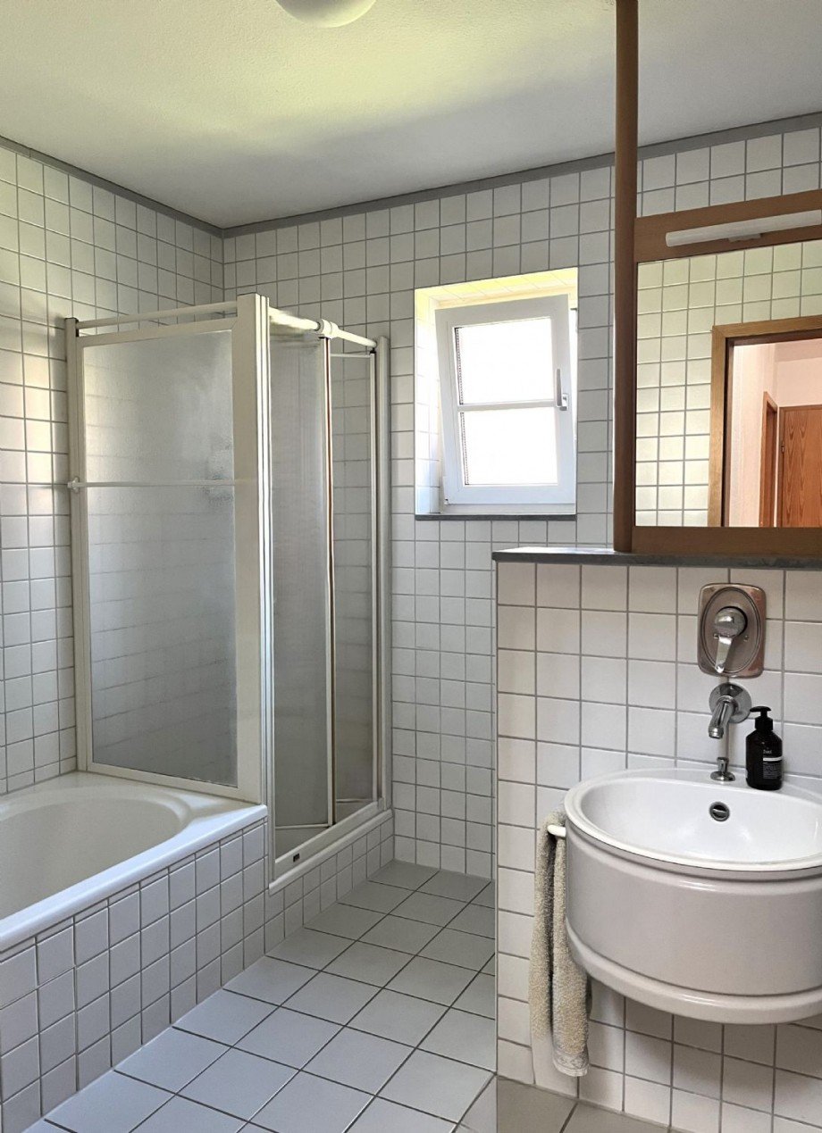 Tageslichtbad im Erdgeschoss mit Wanne und Dusche Einfamilienhaus Neuhausen