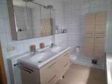 Modernisiertes Tageslichtbad im Obergeschoss Modernisierte, sonnige Doppelhaush�lfte - nur noch einziehen!