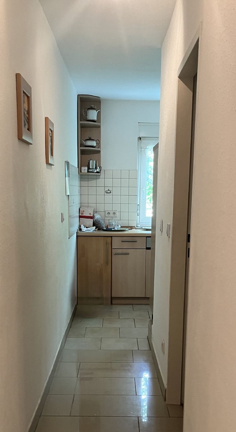 Blick in die K�che - Rechts das Badezimmer Etagenwohnung Tübingen