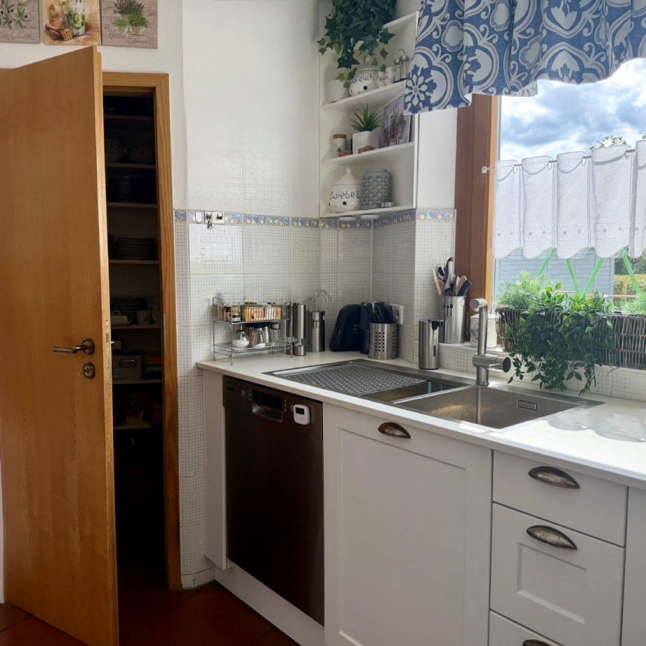EG - Einbauküche mit praktischer Speisekammer Einfamilienhaus Rottenburg
