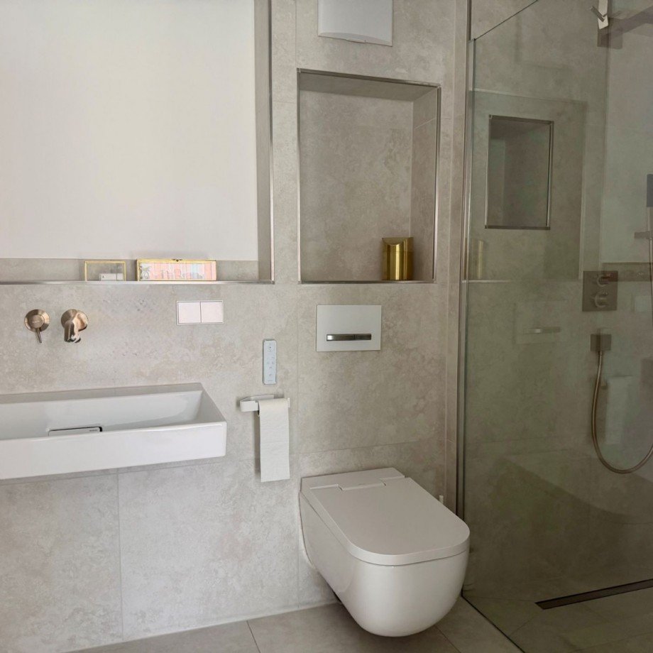 OG - Elegantes Badezimmer mit Wanne und Dusche - WC Penthousewohnung Böblingen