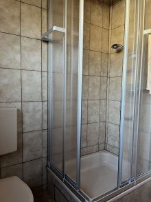 Duschkabine im Badezimmer Sehr gut geschnittene, sonnige Zweizimmerwohnung mit Balkon