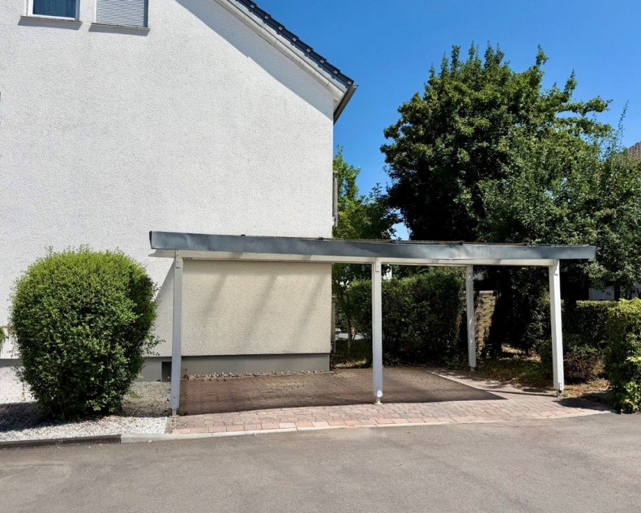 Carport am Haus mit zwei Stellplätze Mehrfamilienhaus Herrenberg